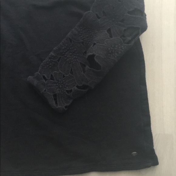 American Eagle Split-Back Lace Detail Sleeves Jersey Long Sleeves Black Top - Picture 3 of 9